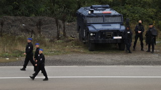 Колона от бронирани полицейски возила се е насочила към Северно Косово