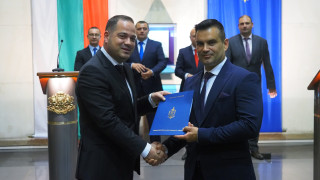 Вътрешният министър Калин Стоянов награди полицая Васил Панайотов и колегите