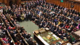  Британският парламент одобри закона за мигрантите 