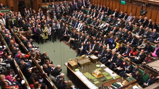 Британският парламент бе разпуснат рано в четвъртък преди парламентарните избори