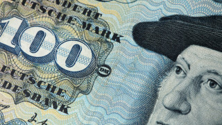 От първата поява на общата валута в Европа изминаха две