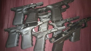 Митничари откриха външни части за 10 пистолета в джобове и