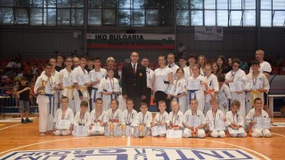 Медали за бургаските каратеки от шампионата по киокушин карате за деца във Варна