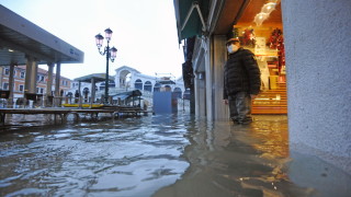 Системата за защита от наводнения във Венеция бе задействана рано