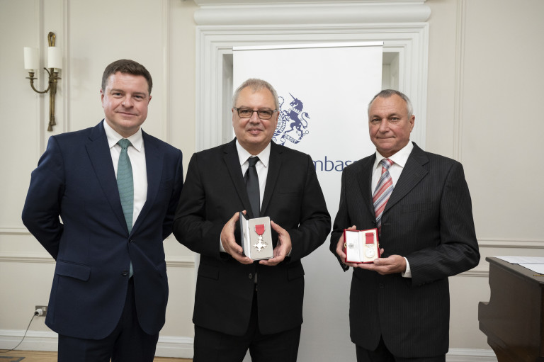 Посланик Диксън с наградените