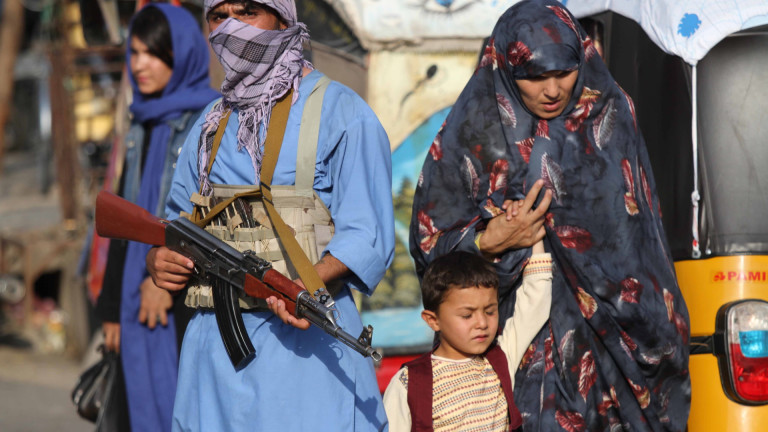 Талибаните завзеха и важен афганистански граничен пункт с Пакистан