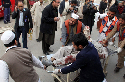 Ученик-самоубиец взриви 30 в Пакистан