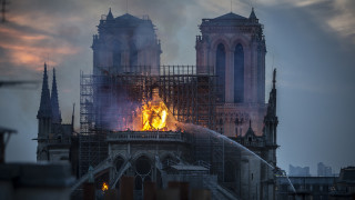 Пожарът в катедралата Нотр Дам е спряган в мрежата като