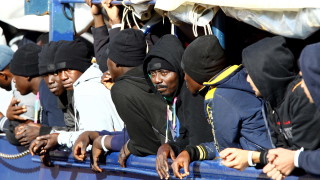 Корабите на две европейски хуманитарни организация бяха допуснати да акостират