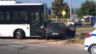 Двама пострадали след удар на градски автобус и кола във Варна