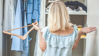 Дрехи по витрини на магазините дрехи по закачалките на гардероба