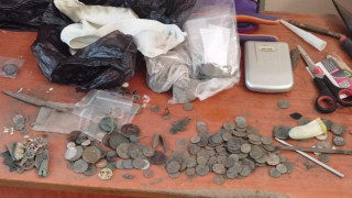 Трима души са хванати в момент на сделка с предмети