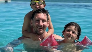 Суперзвездата на Барселона Лионел Меси се наслаждава на ярките слънчеви