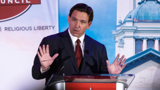 Губернаторът на Флорида Рон ДеСантис каза в понеделник че ще