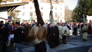 Кукери гонят злите сили в Разлог съобщава Нова телевизия На