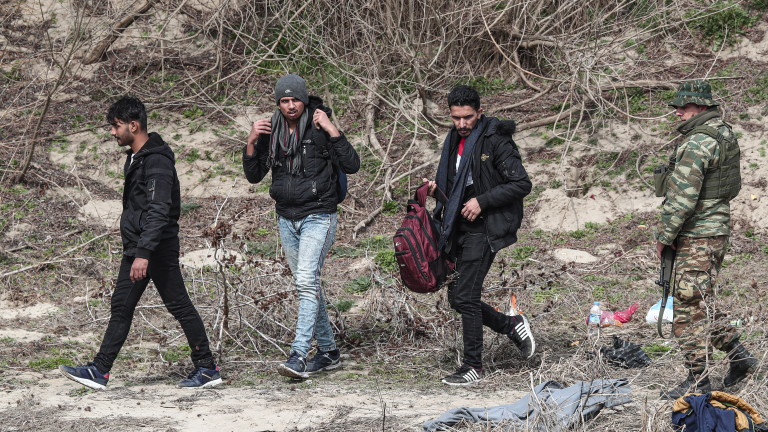 Сръбски митничари откриха мигранти в ТИР в близост до България