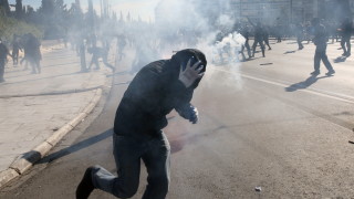 Гръцката полиция използва сълзотворен газ и и влезе в кратки