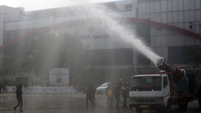 Мощен взрив разтърси триетажна жилищно-търговска сграда в района на Делхи,