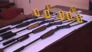 Полицията задържа 59 годишен мъж за открити 9 самоделни огнестрелни оръжия