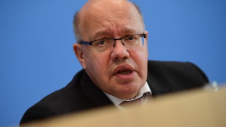 Министърът на икономиката на Германия Петер Алтмайер падна на земята
