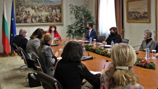 Йотова: Пандемията показа, че е нужна единна политика с българите в чужбина