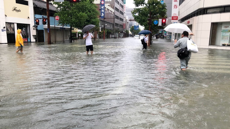Проливният дъжд предизвика наводнения и свлачища в Япония , като