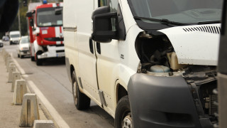 Лека катастрофа между микробус и противопожарен автомобил е станала преди