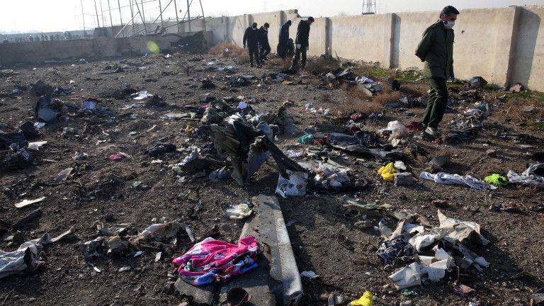Анархия на мястото на катастрофата на украинския самолет в Иран