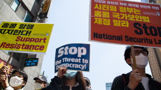 Хиляди въоръжени полицаи заляха улиците на Хонконг Безпрецедентният показ на