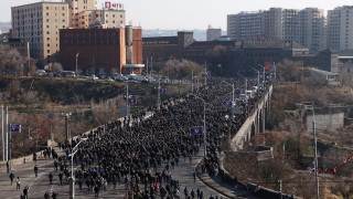 Десетки хиляди протестираха в арменската столица с искане премиерът Никол