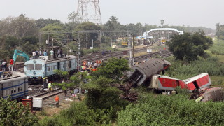 Четирима загинаха, а десетки пострадаха във влакова катастрофа в Индонезия