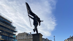 Мистериозна статуя се появи в центъра на Лондон