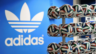 Производителят на спортни стоки Adidas планира да изкупи обратно свои
