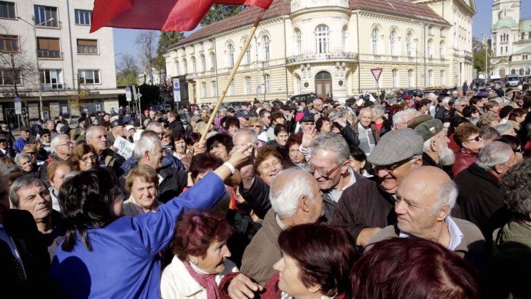 Пенсионери от цялата страна протестират пред парламента, настояват за увеличение