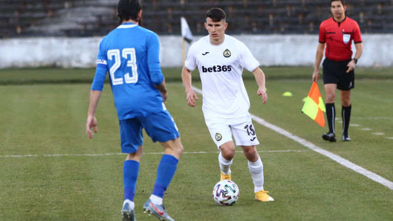 Бившият футболист на Славия Филип Антовски има нов отбор. Националът