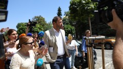 Докараха с белезници Никола Барбутов и бизнесмена Петко Рафаилов в съда
