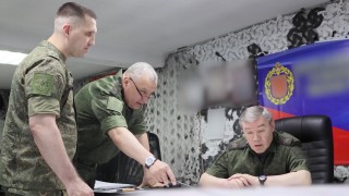 Украински официални лица предупредиха че руското военно командване прегрупира и