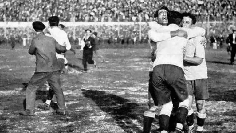  Миг на наслада! Уругвай е първият международен първенец в историята на футболната игра! 