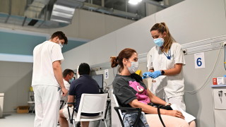 Половината от населението на Европейския съюз вече е напълно ваксинирано