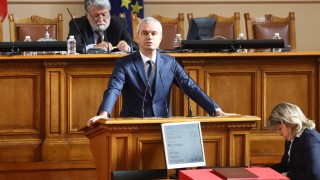 Костадинов критикува Радев за оръжието за Украйна