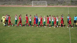 Отборът съставен футболисти без професионални договори победи участника във Втора лига