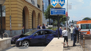 Мазда влетя в подлеза на метрото, по чудо без жертви