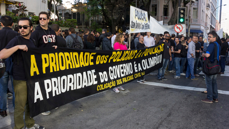 Полицията е без заплати, не очаквайте сигурност тук, предупреди протест пристигащите в Рио де Жанейро 