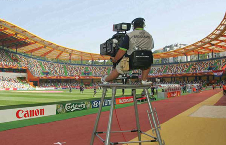 Доган ТВ предава купата на УЕФА в Турция