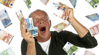 През 90 те години румънско австралийският икономист Стефан Мандел играе в лотарията и