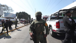 Най малко 13 полицаи са били застреляни в южния мексикански щат