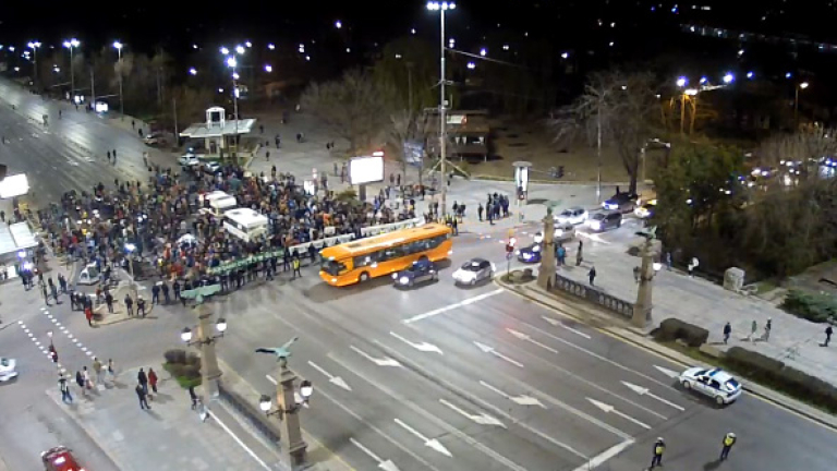 Около 40 протестиращи блокираха Орлов мост в София малко след
