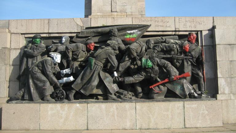 Осъждайки антисемитска атака срещу паметника на съветската армия в София,