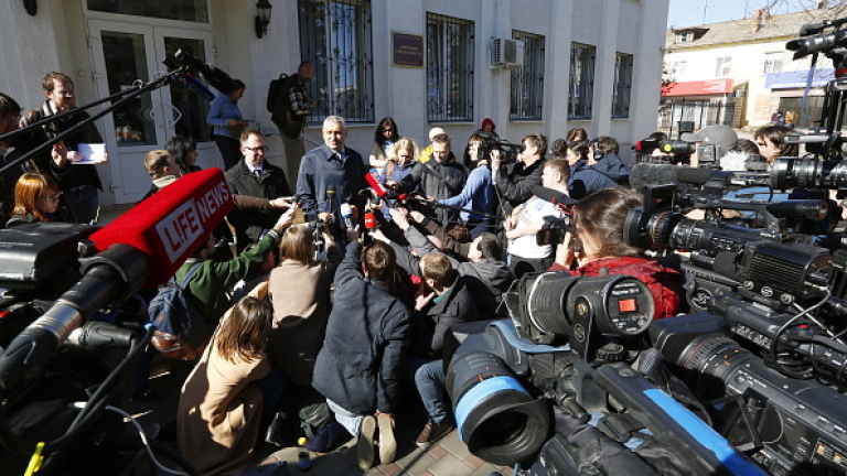 Савченко показа среден пръст на съдията и обвинението в Русия