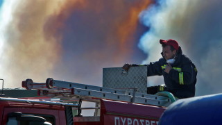 Евакуират селища заради пожари на гръцкия остров Евия